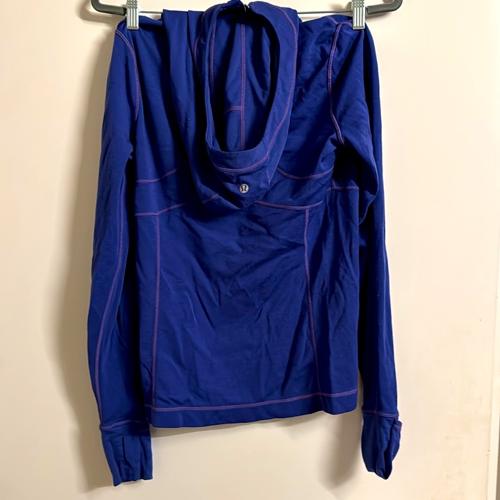 Size 8/10 MERINO wool Lululemon hooded running shirt.